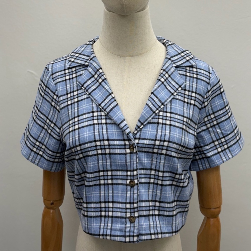 Hollister cropped plaid button-up top in a light blue colorway. Small